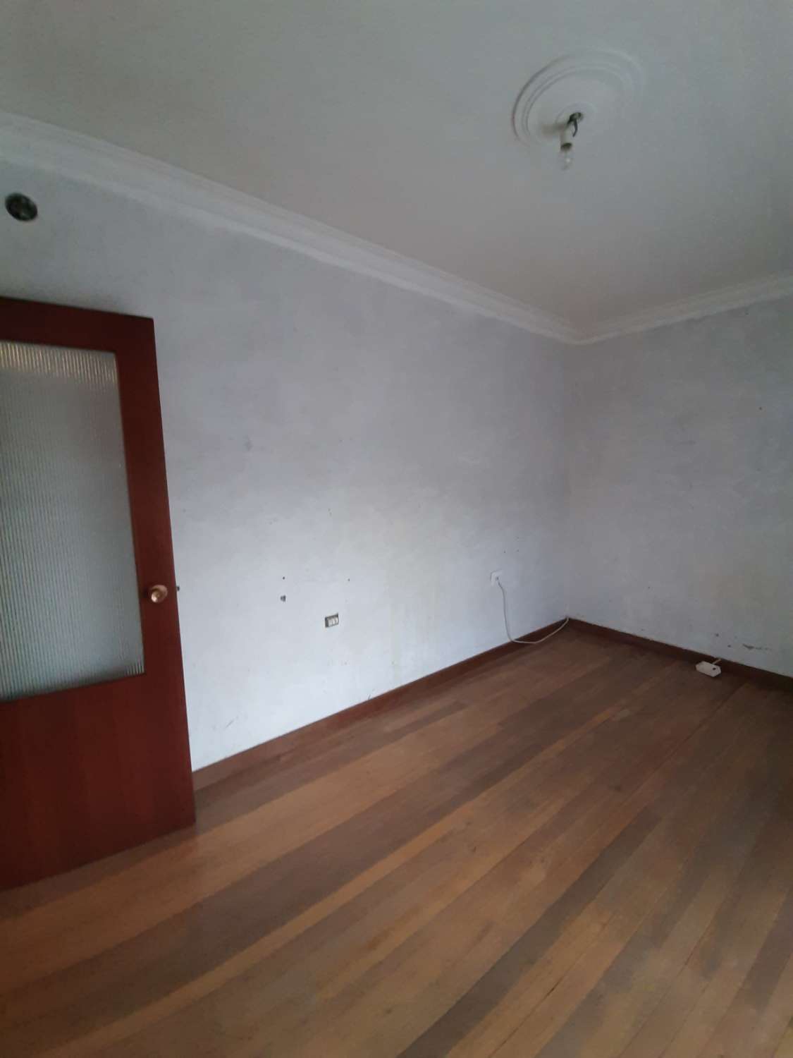 Ponemos a ala venta este magnífico piso, con bajo comercial, en As Neves, A Capela.