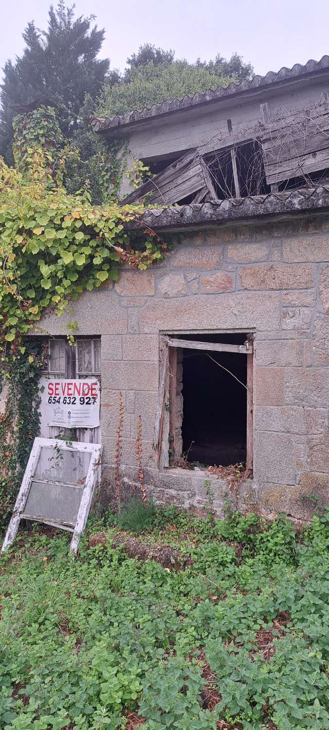 Prodáváme dům k rekonstrukci ve Vilarmaioru, v obci Bouzao.