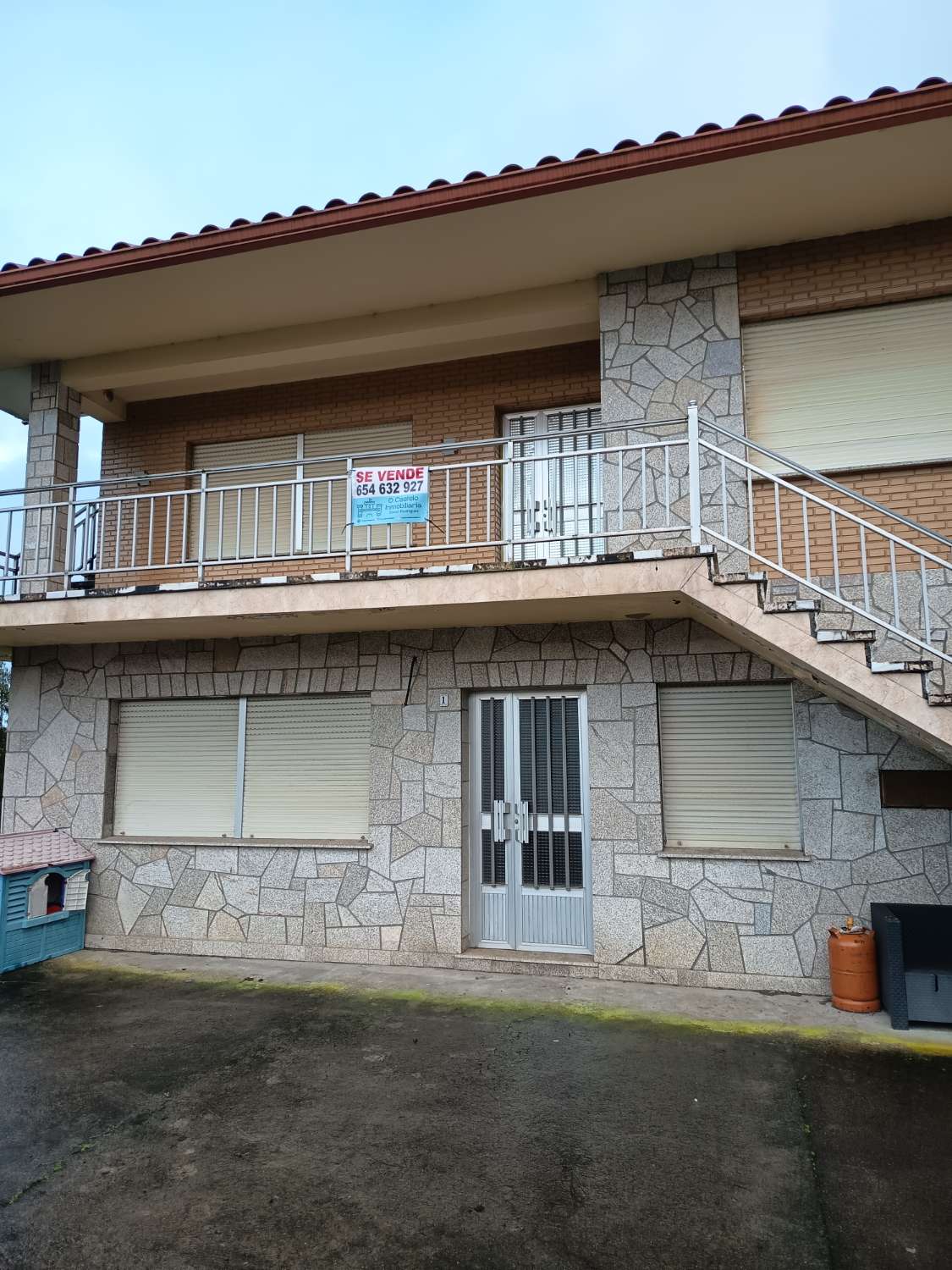 Vi sælger et hus med grund, eksklusivt.