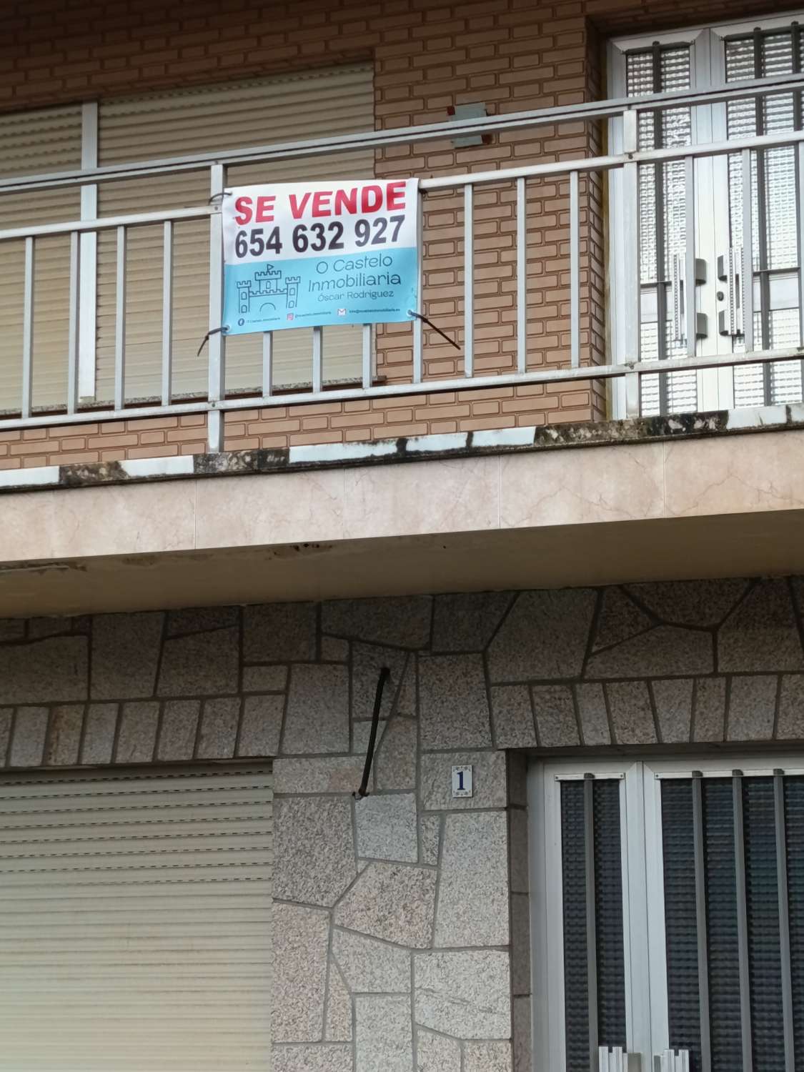 Vi sælger et hus med grund, eksklusivt.