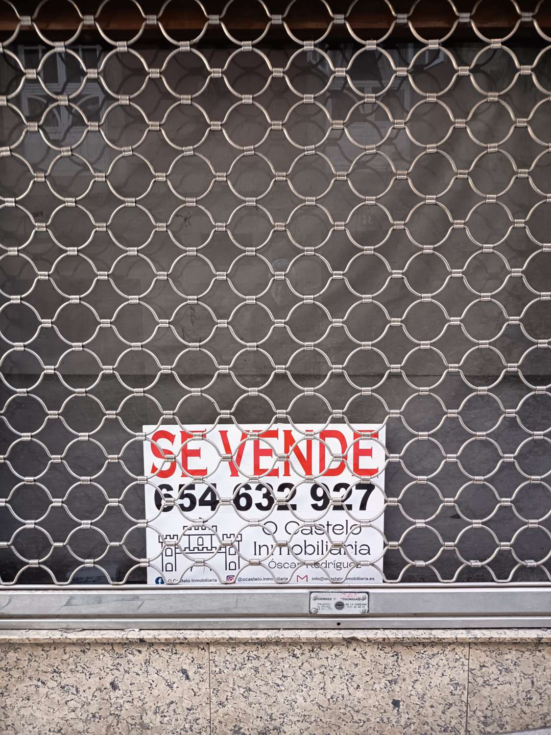 نحن نبيع المباني التجارية