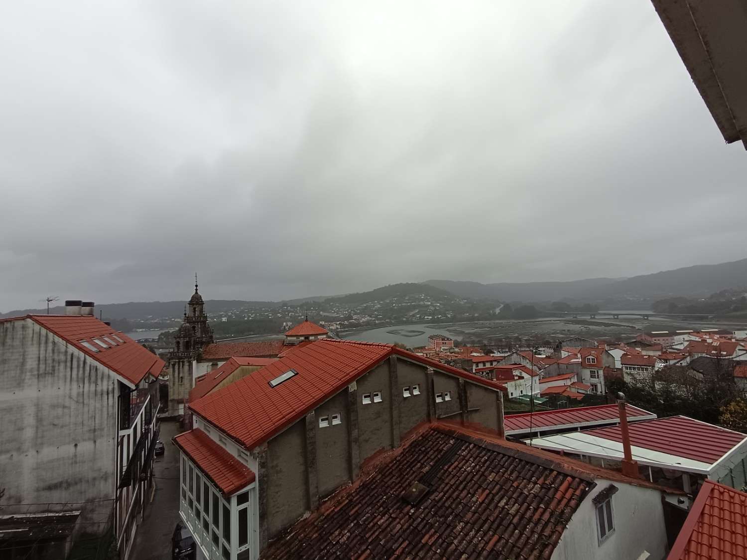 Vendemos casa en exclusiva.