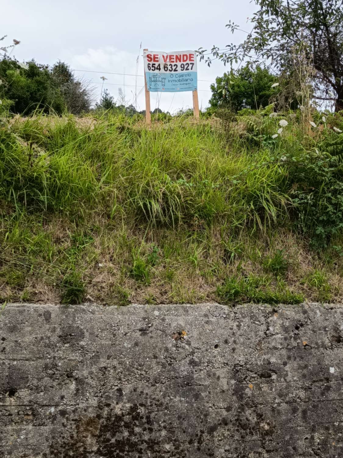 Sprzedajemy działkę miejską w Cabría Nova.