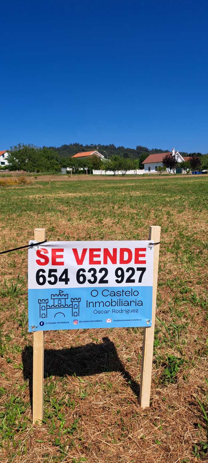 Vendemos solar urbano en exclusiva.