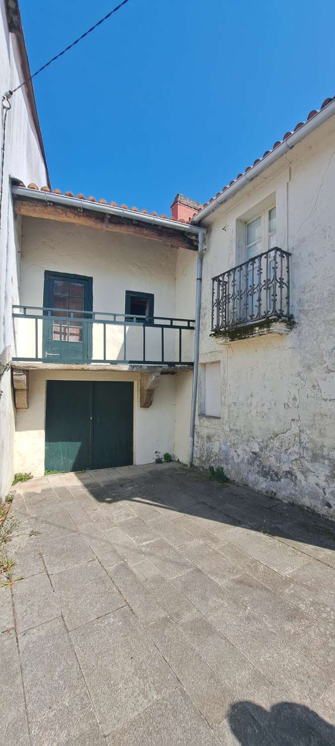 Vendemos casa para restaurar en Neda