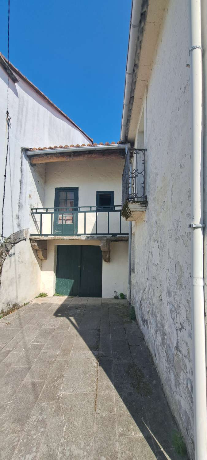 Vendemos casa para restaurar en Neda