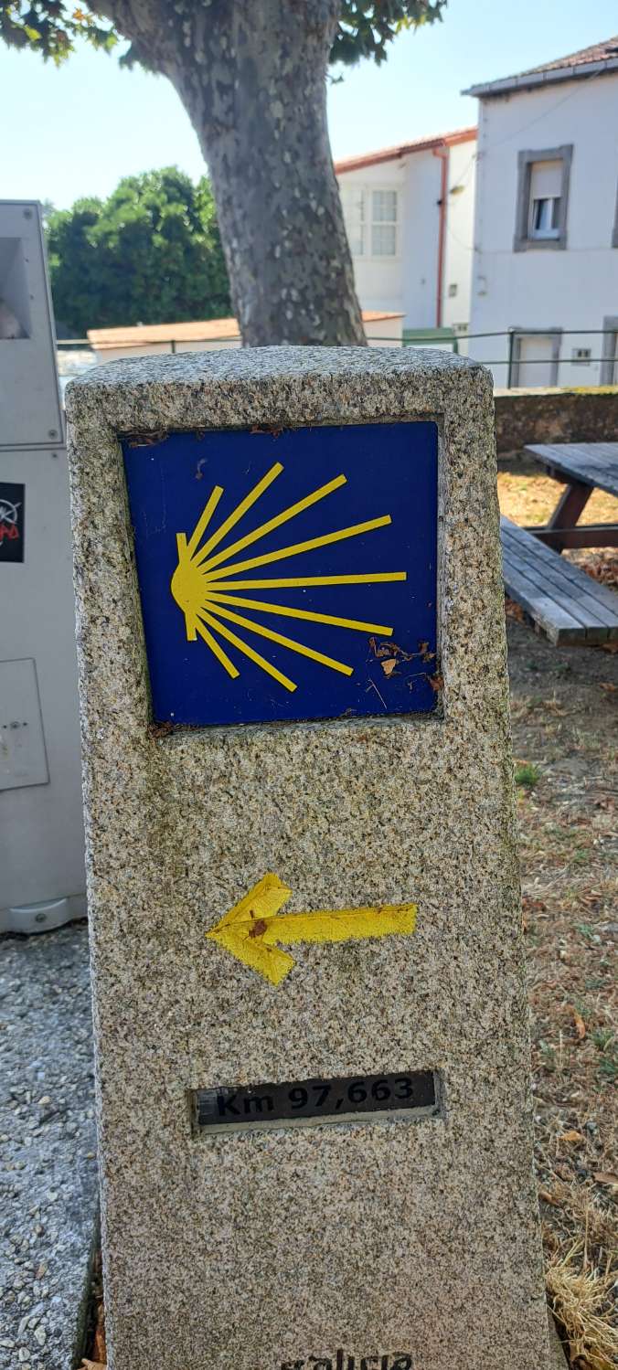 Vendemos casa para restaurar en Neda