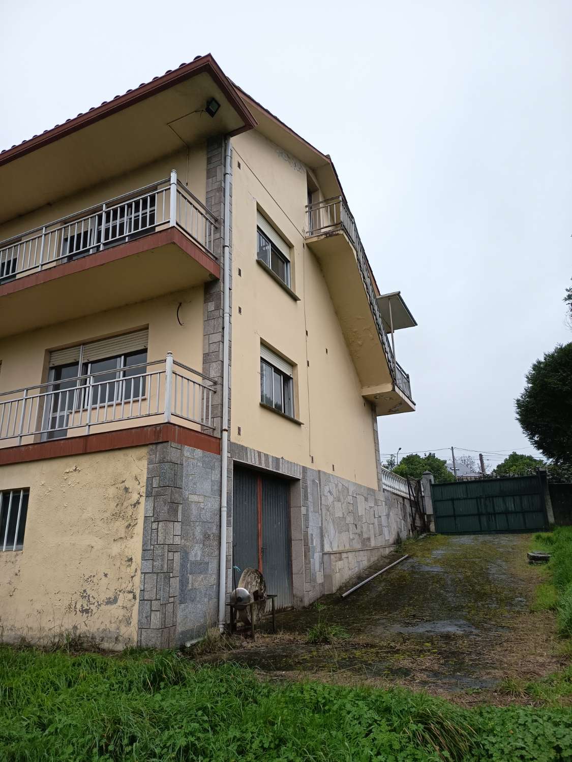 Prodáváme dům s pozemkem, exkluzivně.